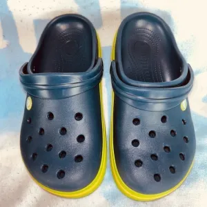 NWOT (Store Display) Junior Size 3 Crocs Classic Sandals