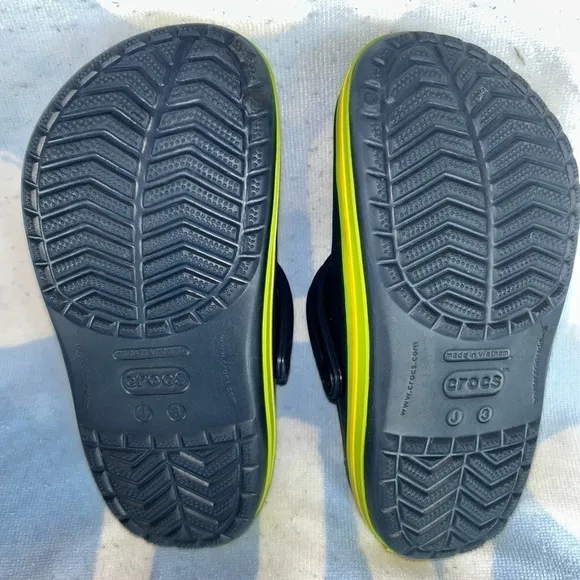 NWOT (Store Display) Junior Size 3 Crocs Classic Sandals