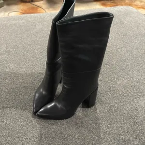 NWOT Stuart  Weitzman leather boots