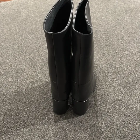 NWOT Stuart  Weitzman leather boots