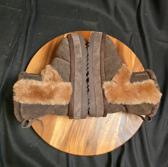 Nwot Ugg Classic Chillapeak Women's Boot Size 7.