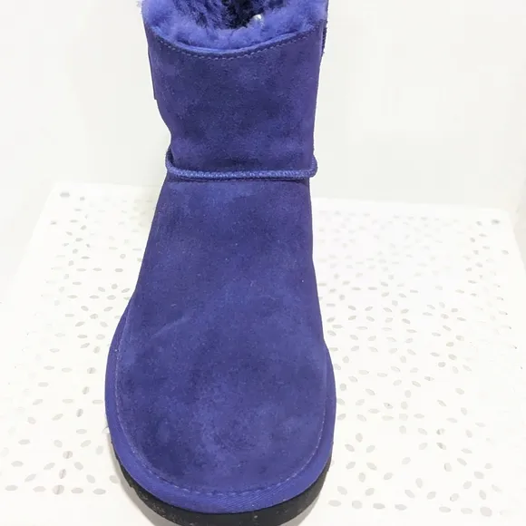 NWOT UGG mini bailey logo strap boots