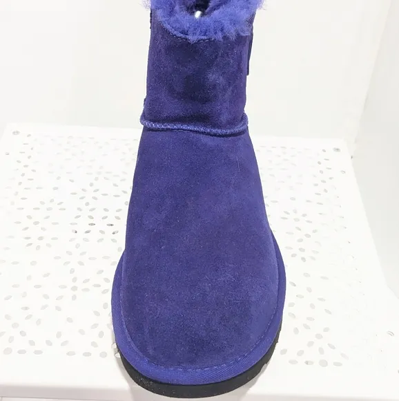 NWOT UGG mini bailey logo strap boots