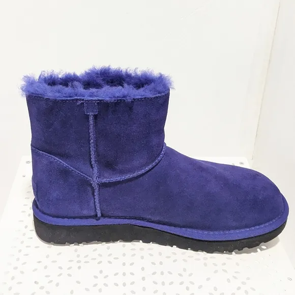 NWOT UGG mini bailey logo strap boots