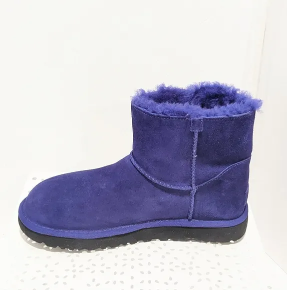 NWOT UGG mini bailey logo strap boots