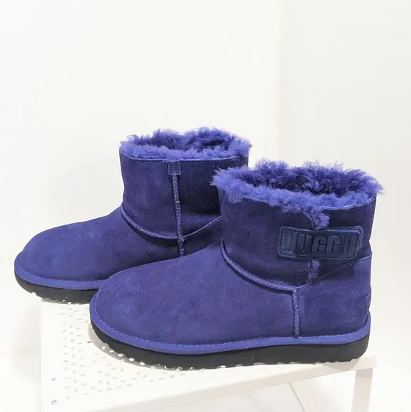 NWOT UGG mini bailey logo strap boots