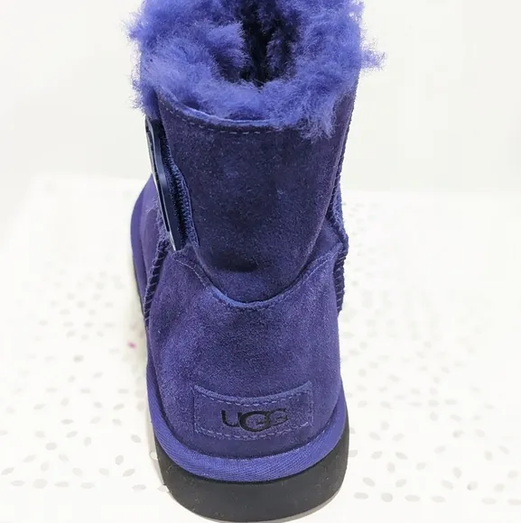 NWOT UGG mini bailey logo strap boots