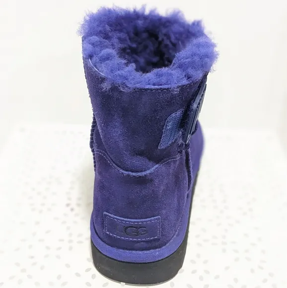 NWOT UGG mini bailey logo strap boots