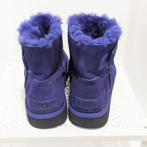NWOT UGG mini bailey logo strap boots