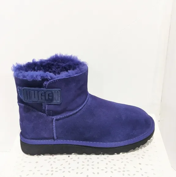 NWOT UGG mini bailey logo strap boots