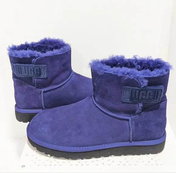 NWOT UGG mini bailey logo strap boots
