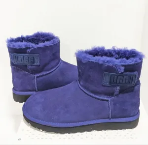 NWOT UGG mini bailey logo strap boots