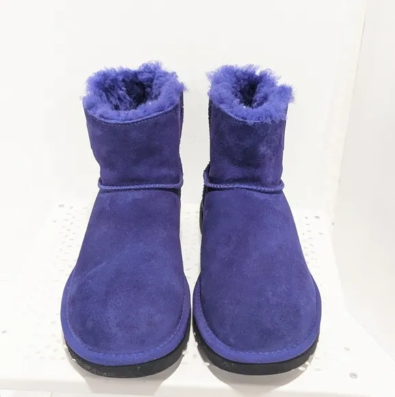 NWOT UGG mini bailey logo strap boots