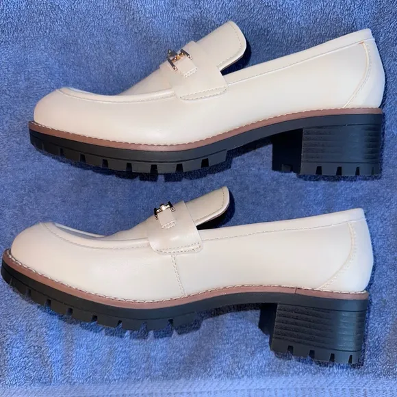 NWOT Women’s Size 7 1/2 Dream Pairs Cream Colored Flat Chunky Heel Loafers Shoes