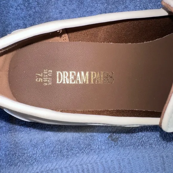 NWOT Women’s Size 7 1/2 Dream Pairs Cream Colored Flat Chunky Heel Loafers Shoes