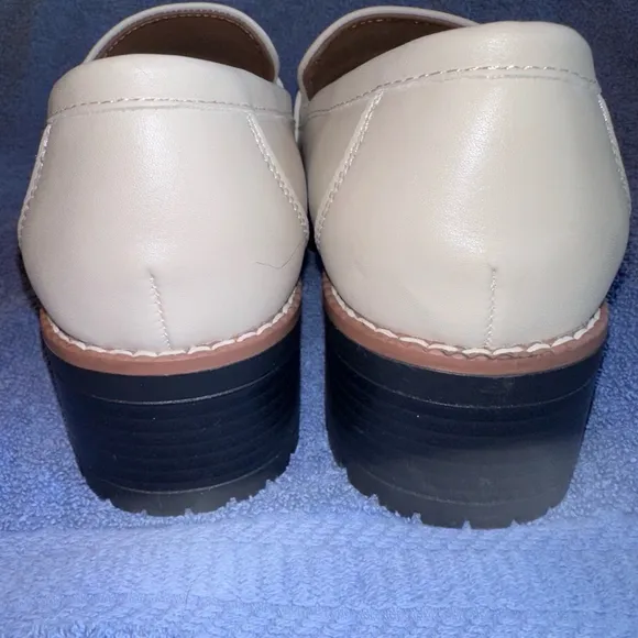 NWOT Women’s Size 7 1/2 Dream Pairs Cream Colored Flat Chunky Heel Loafers Shoes