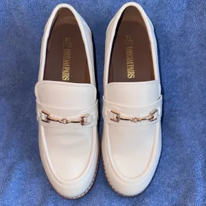 NWOT Women’s Size 7 1/2 Dream Pairs Cream Colored Flat Chunky Heel Loafers Shoes
