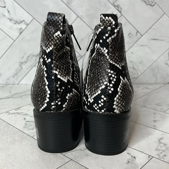 NWT Aqua College Womens Snake Print Karlie Ankle Bootie Shoe Size 5.5M