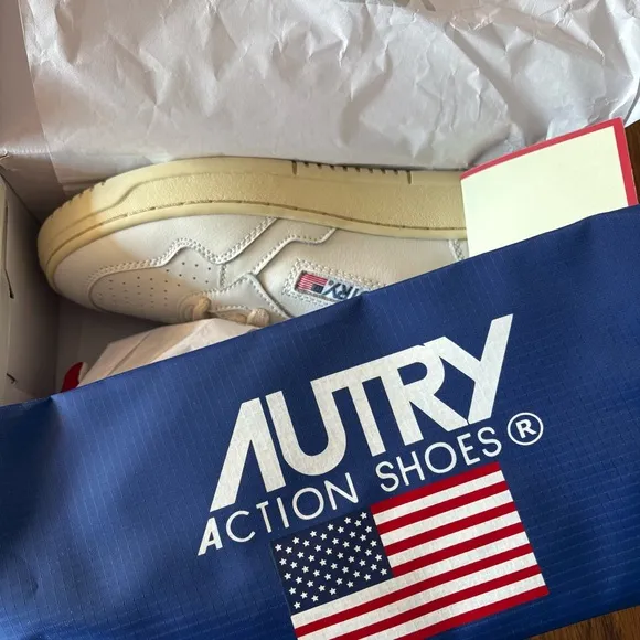 NWT Autry Medalist Low Sneakers White Red Leather Women’s fashion size 37