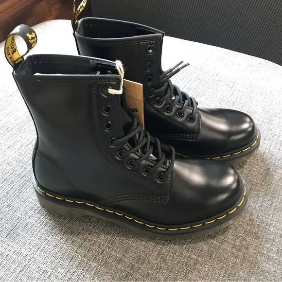 NWT Dr Martens leather lace up boots