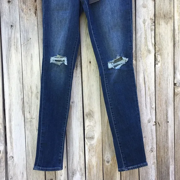 NWT Levi’s 721 High Rise Skinny Jean Luna Blue 27