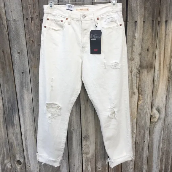 NWT Levi’s Wedgie Icon Distressed Jean Cream Chalk 30