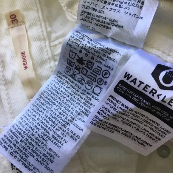 NWT Levi’s Wedgie Icon Distressed Jean Cream Chalk 30
