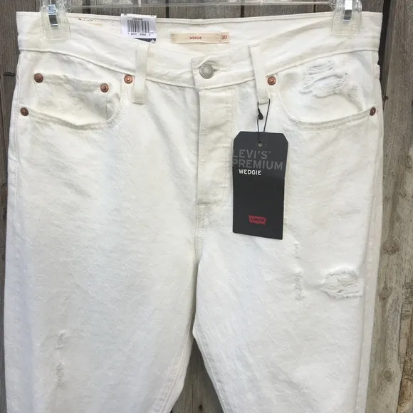NWT Levi’s Wedgie Icon Distressed Jean Cream Chalk 30