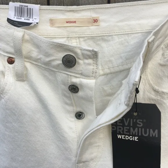 NWT Levi’s Wedgie Icon Distressed Jean Cream Chalk 30