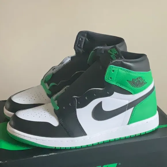 NWT Nike Air Jordan 1 Retro High OG Sneakers