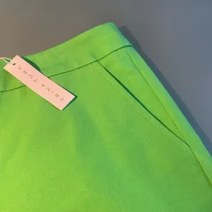 NWT Trina Turk Kelly Green Corbin 2 High Waist Shorts Size 16