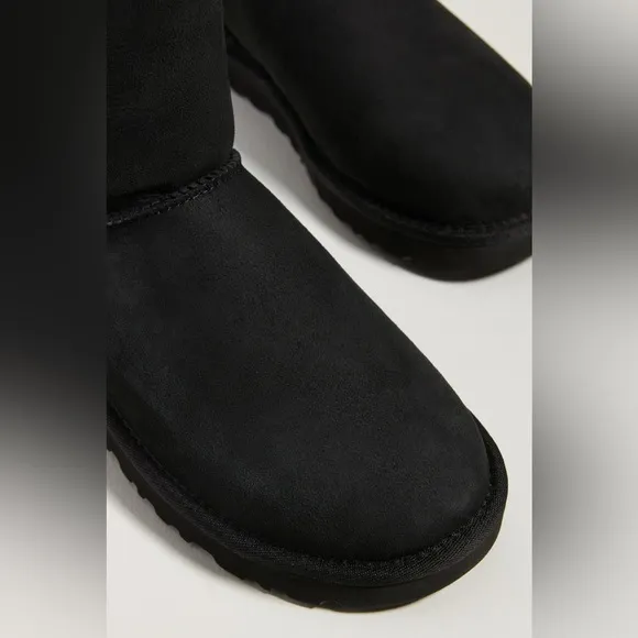 NWT UGG Classic II Short Boots!