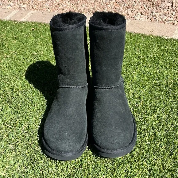 NWT UGG Classic II Short Boots!