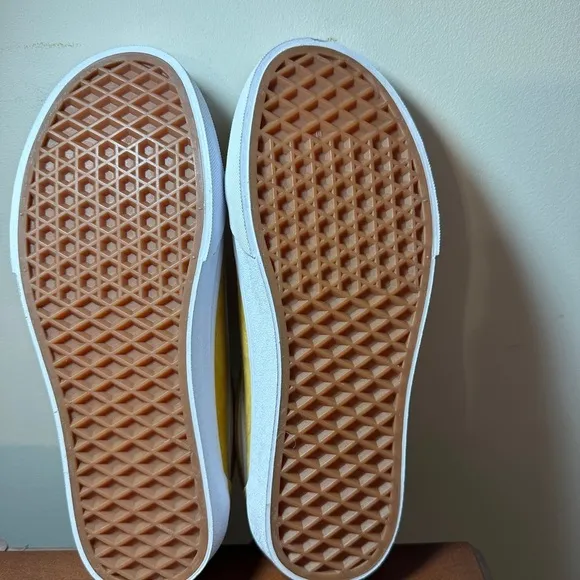 NWT Vans “Off the Wall” size 7 sneakers.