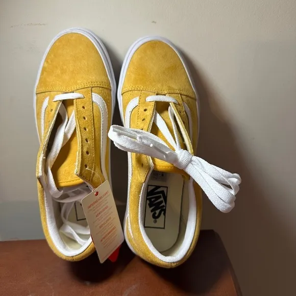 NWT Vans “Off the Wall” size 7 sneakers.
