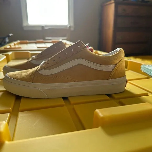 NWT Vans “Off the Wall” size 7 sneakers.