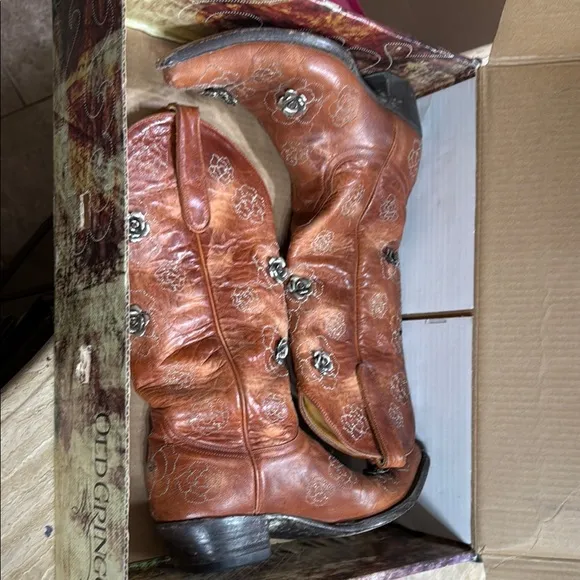Old Gringo B Vintage Western Charm are missing back flowers please see pictures