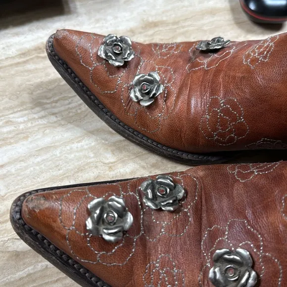 Old Gringo B Vintage Western Charm are missing back flowers please see pictures