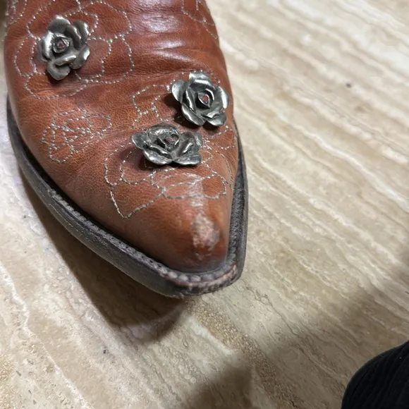 Old Gringo B Vintage Western Charm are missing back flowers please see pictures