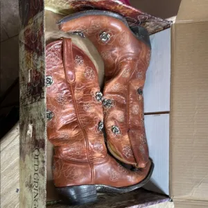 Old Gringo B Vintage Western Charm are missing back flowers please see pictures