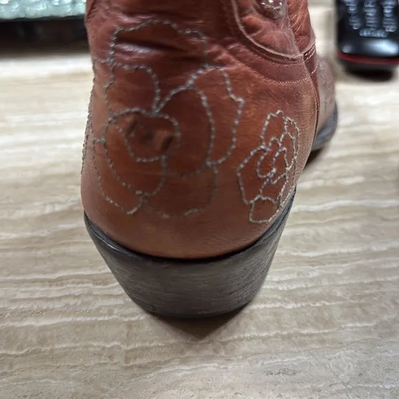 Old Gringo B Vintage Western Charm are missing back flowers please see pictures