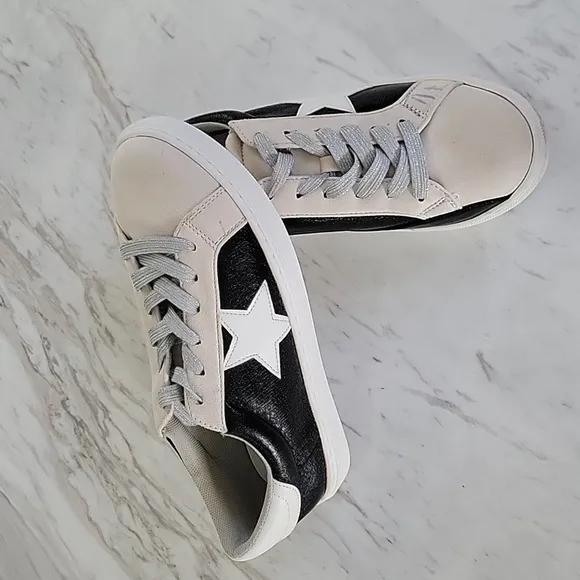 PARTY Women's Fashion Star Sneaker Lace Up Low Top Comfortable Cushioned Walking