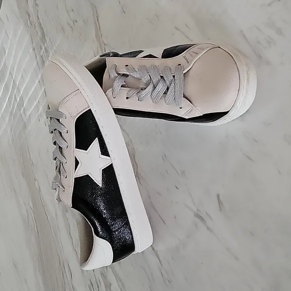 PARTY Women's Fashion Star Sneaker Lace Up Low Top Comfortable Cushioned Walking