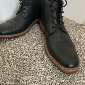 Perry Ellis Men's Black Leather Caped Tor Boots