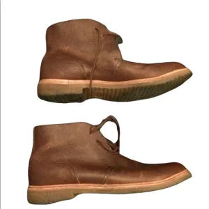 POLO RALPH LAUREN LEATHER CHUKKA STYLE BOOTS.