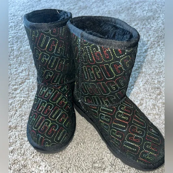 Preloved Girls black ugg boots with colorful stitching 🥾 sz 1