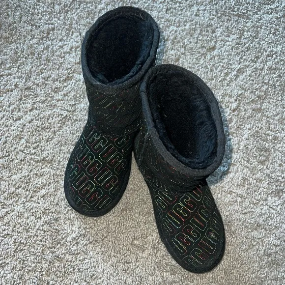 Preloved Girls black ugg boots with colorful stitching 🥾 sz 1