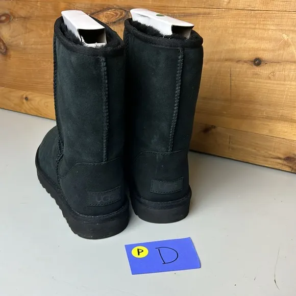 PREOWNED Women’s UGG Classic Short II Black Shearling Sheepskin Boots