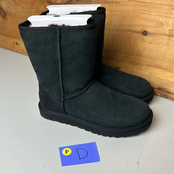 PREOWNED Women’s UGG Classic Short II Black Shearling Sheepskin Boots