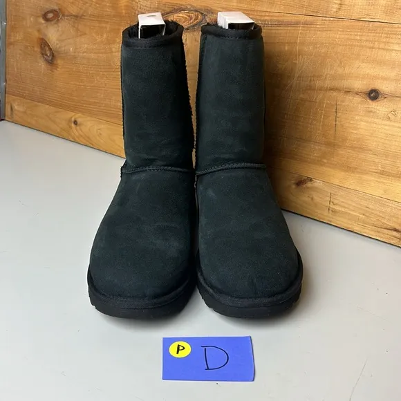 PREOWNED Women’s UGG Classic Short II Black Shearling Sheepskin Boots